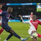 Denis Zakaria (à droite) s'interpose devant Ousmane Dembélé: l'AS Monaco pourra toujours compter sur son capitaine. KEYSTONE/AP/MICHEL EULER